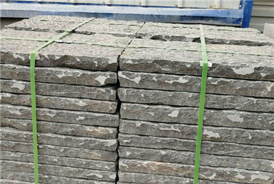 錾道面青石板材 手凿面公园铺路石青石板多少钱一个平方